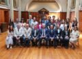 L’Ambasciatore d’Italia in Irlanda Nicola Faganello e Michela Linda Magrì, direttrice dell’Istituto Italiano di Cultura di Dublino, insieme ai rappresentanti della RCSI University of Medicine and Health Sciences e alla comunità accademica italiana presente nell’ateneo durante la visita istituzionale del 25 maggio. Nella fotografia anche Marco Monopoli, Senior Lecturer del Dipartimento di Chimica della RCSI e promotore dell’iniziativa, Deborah McNamara, presidente della RCSI, Fergal O’Brien, direttore della ricerca, Mauro Adamo, docente del Dipartimento di Chimica, e Giampiero Cavalleri, professore di Genomica e vicedirettore di FutureNeuro, insieme a ricercatori, docenti, dottorandi e studenti italiani attivi presso la prestigiosa istituzione universitaria irlandese.