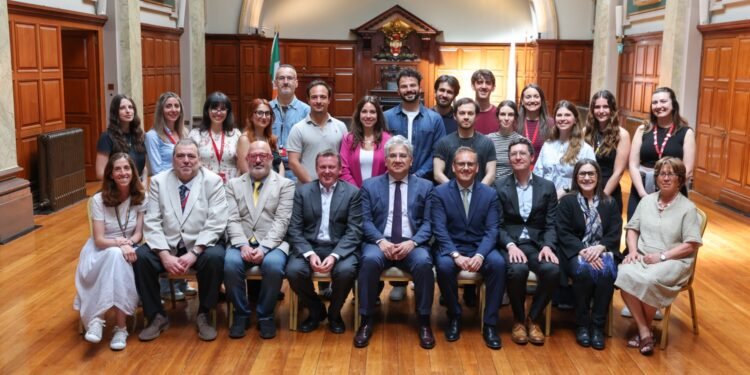 L’Ambasciatore d’Italia in Irlanda Nicola Faganello e Michela Linda Magrì, direttrice dell’Istituto Italiano di Cultura di Dublino, insieme ai rappresentanti della RCSI University of Medicine and Health Sciences e alla comunità accademica italiana presente nell’ateneo durante la visita istituzionale del 25 maggio. Nella fotografia anche Marco Monopoli, Senior Lecturer del Dipartimento di Chimica della RCSI e promotore dell’iniziativa, Deborah McNamara, presidente della RCSI, Fergal O’Brien, direttore della ricerca, Mauro Adamo, docente del Dipartimento di Chimica, e Giampiero Cavalleri, professore di Genomica e vicedirettore di FutureNeuro, insieme a ricercatori, docenti, dottorandi e studenti italiani attivi presso la prestigiosa istituzione universitaria irlandese.