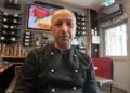 Massimiliano D’Alessandro in primo piano all’interno del suo ristorante Belli Dentro, diventato negli anni un punto di riferimento della cucina italiana autentica nella periferia sud di Dublino.
