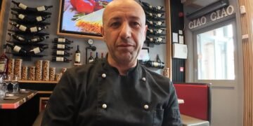 Massimiliano D’Alessandro in primo piano all’interno del suo ristorante Belli Dentro, diventato negli anni un punto di riferimento della cucina italiana autentica nella periferia sud di Dublino.