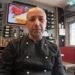 Massimiliano D’Alessandro in primo piano all’interno del suo ristorante Belli Dentro, diventato negli anni un punto di riferimento della cucina italiana autentica nella periferia sud di Dublino.