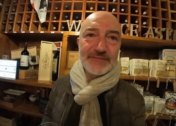 Massimo Favaretto in primo piano all’interno di Wallace’s Asti, il rinomato ristorante italiano nel quartiere di Drumcondra, durante la cena organizzata con il gruppo di amici arrivati dal Veneto per il weekend di golf a Dublino.