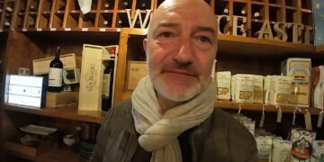 Massimo Favaretto in primo piano all’interno di Wallace’s Asti, il rinomato ristorante italiano nel quartiere di Drumcondra, durante la cena organizzata con il gruppo di amici arrivati dal Veneto per il weekend di golf a Dublino.