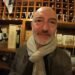Massimo Favaretto in primo piano all’interno di Wallace’s Asti, il rinomato ristorante italiano nel quartiere di Drumcondra, durante la cena organizzata con il gruppo di amici arrivati dal Veneto per il weekend di golf a Dublino.