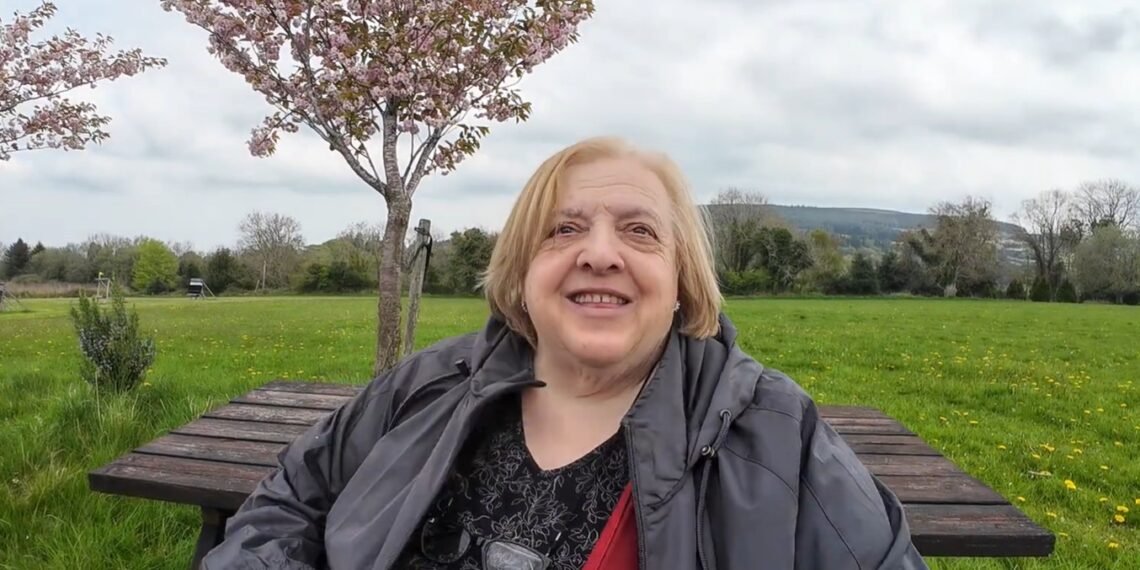 Teresa Borza, ex presidente del Club Italiano Irlanda, ritratta seduta nel giardino della sede storica di Tibradden, Rathfarnham (Co. Dublin).