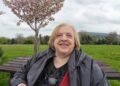Teresa Borza, ex presidente del Club Italiano Irlanda, ritratta seduta nel giardino della sede storica di Tibradden, Rathfarnham (Co. Dublin).