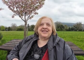 Teresa Borza, ex presidente del Club Italiano Irlanda, ritratta seduta nel giardino della sede storica di Tibradden, Rathfarnham (Co. Dublin).