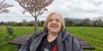 Teresa Borza, ex presidente del Club Italiano Irlanda, ritratta seduta nel giardino della sede storica di Tibradden, Rathfarnham (Co. Dublin).