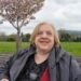 Teresa Borza, ex presidente del Club Italiano Irlanda, ritratta seduta nel giardino della sede storica di Tibradden, Rathfarnham (Co. Dublin).