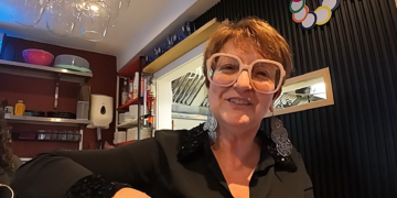Valentina Simeoni nel ristorante Belli Dentro a Dún Laoghaire. Dopo aver lasciato la professione di fisioterapista in Italia, ha scelto di costruire una nuova vita in Irlanda, trasformando insieme al marito un sogno imprenditoriale in una realtà apprezzata dalla comunità locale.