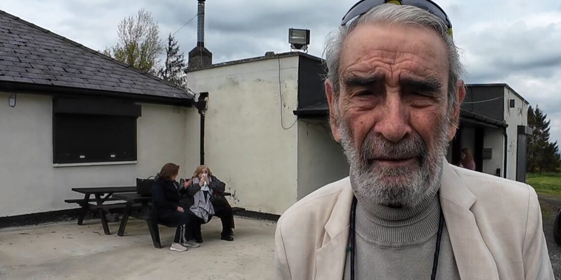 Vincenzo Giglione davanti alla storica sede del Club Italiano a Tibradden, a 50 minuti dal centro di Dublino, pochi istanti prima dell’inizio di una riunione del Consiglio direttivo, cuore organizzativo della comunità italiana in Irlanda.