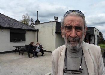 Vincenzo Giglione davanti alla storica sede del Club Italiano a Tibradden, a 50 minuti dal centro di Dublino, pochi istanti prima dell’inizio di una riunione del Consiglio direttivo, cuore organizzativo della comunità italiana in Irlanda.