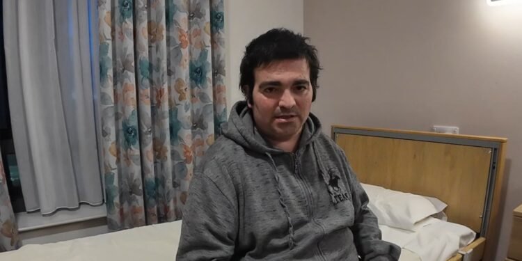 Vincenzo La Fata all’interno della sua stanza presso il Beaumont Lodge durante il lungo percorso di recupero dopo i delicati interventi chirurgici al cuore affrontati negli ospedali di Dublino.