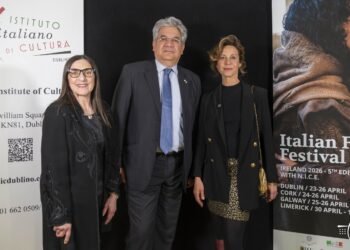 Nella foto: al Light House Cinema di Smithfield, Dublino, il momento dell’apertura dell’Italian Film Festival Ireland. Sul palco Michela Linda Magrì, direttrice dell’Istituto Italiano di Cultura, accanto all’Ambasciatore d’Italia Nicola Faganello, insieme all’attrice Carlotta Natoli, coprotagonista del film Chiara: volti e istituzioni che raccontano l’Italia contemporanea attraverso il linguaggio universale del cinema.