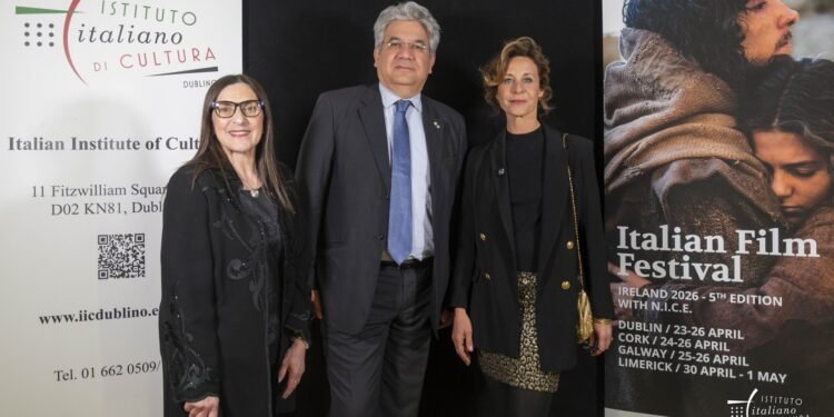 Nella foto: al Light House Cinema di Smithfield, Dublino, il momento dell’apertura dell’Italian Film Festival Ireland. Sul palco Michela Linda Magrì, direttrice dell’Istituto Italiano di Cultura, accanto all’Ambasciatore d’Italia Nicola Faganello, insieme all’attrice Carlotta Natoli, coprotagonista del film Chiara: volti e istituzioni che raccontano l’Italia contemporanea attraverso il linguaggio universale del cinema.