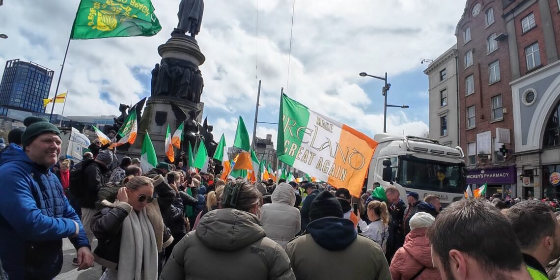 Una manifestazione nel centro di Dublino. Cresce il malcontento sociale in Irlanda tra costo della vita sempre più elevato, affitti fuori controllo, pressione fiscale e timori legati ai nuovi tagli occupazionali annunciati da diverse multinazionali.