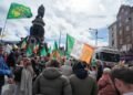 Una manifestazione nel centro di Dublino. Cresce il malcontento sociale in Irlanda tra costo della vita sempre più elevato, affitti fuori controllo, pressione fiscale e timori legati ai nuovi tagli occupazionali annunciati da diverse multinazionali.