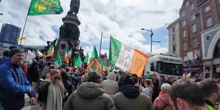 Una manifestazione nel centro di Dublino. Cresce il malcontento sociale in Irlanda tra costo della vita sempre più elevato, affitti fuori controllo, pressione fiscale e timori legati ai nuovi tagli occupazionali annunciati da diverse multinazionali.