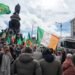 Una manifestazione nel centro di Dublino. Cresce il malcontento sociale in Irlanda tra costo della vita sempre più elevato, affitti fuori controllo, pressione fiscale e timori legati ai nuovi tagli occupazionali annunciati da diverse multinazionali.