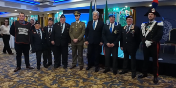 L’Ambasciatore d’Italia in Irlanda insieme ai rappresentanti dell’Associazione Nazionale Carabinieri, Sezione Irlanda, e della FIDCA, Federazione Italiana dei Combattenti Alleati, Sezione Éire, durante le celebrazioni per l’80° anniversario della Repubblica Italiana presso il St. Helen’s Hotel di Dublino.