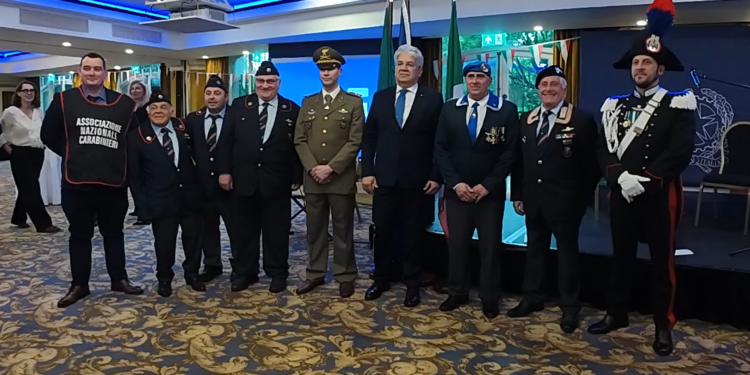 L’Ambasciatore d’Italia in Irlanda insieme ai rappresentanti dell’Associazione Nazionale Carabinieri, Sezione Irlanda, e della FIDCA, Federazione Italiana dei Combattenti Alleati, Sezione Éire, durante le celebrazioni per l’80° anniversario della Repubblica Italiana presso il St. Helen’s Hotel di Dublino.