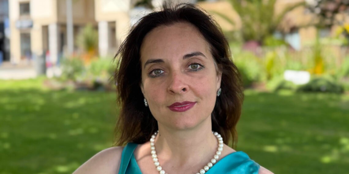 Elisa Calpona, professionista italiana con oltre vent'anni di esperienza nelle Nazioni Unite e in UNICEF, oggi ha scelto di vivere in Irlanda dopo una carriera internazionale che l'ha portata in cinque regioni del mondo. Un percorso costruito tra diplomazia, cooperazione internazionale e sviluppo globale, che oggi prosegue con nuovi progetti accademici, imprenditoriali e sociali.