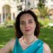 Elisa Calpona, professionista italiana con oltre vent'anni di esperienza nelle Nazioni Unite e in UNICEF, oggi ha scelto di vivere in Irlanda dopo una carriera internazionale che l'ha portata in cinque regioni del mondo. Un percorso costruito tra diplomazia, cooperazione internazionale e sviluppo globale, che oggi prosegue con nuovi progetti accademici, imprenditoriali e sociali.
