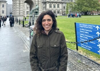 Gaia Narciso davanti al Trinity College Dublin, dove dal 2007 insegna Economia e svolge attività di ricerca. Originaria di Taranto, dopo un percorso internazionale tra Università Bocconi, London School of Economics, Cambridge e Banca Mondiale, oggi rappresenta una delle più autorevoli economiste italiane nel panorama accademico irlandese.