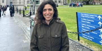 Gaia Narciso davanti al Trinity College Dublin, dove dal 2007 insegna Economia e svolge attività di ricerca. Originaria di Taranto, dopo un percorso internazionale tra Università Bocconi, London School of Economics, Cambridge e Banca Mondiale, oggi rappresenta una delle più autorevoli economiste italiane nel panorama accademico irlandese.