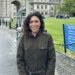 Gaia Narciso davanti al Trinity College Dublin, dove dal 2007 insegna Economia e svolge attività di ricerca. Originaria di Taranto, dopo un percorso internazionale tra Università Bocconi, London School of Economics, Cambridge e Banca Mondiale, oggi rappresenta una delle più autorevoli economiste italiane nel panorama accademico irlandese.