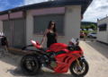 NIKITA VECCHIO, Presidente del Ciociari Bikers Club, posa accanto alla motocicletta di uno dei soci del Club durante un incontro del gruppo in Irlanda.