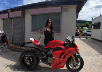 NIKITA VECCHIO, Presidente del Ciociari Bikers Club, posa accanto alla motocicletta di uno dei soci del Club durante un incontro del gruppo in Irlanda.