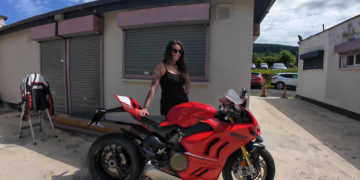 NIKITA VECCHIO, Presidente del Ciociari Bikers Club, posa accanto alla motocicletta di uno dei soci del Club durante un incontro del gruppo in Irlanda.