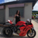 NIKITA VECCHIO, Presidente del Ciociari Bikers Club, posa accanto alla motocicletta di uno dei soci del Club durante un incontro del gruppo in Irlanda.
