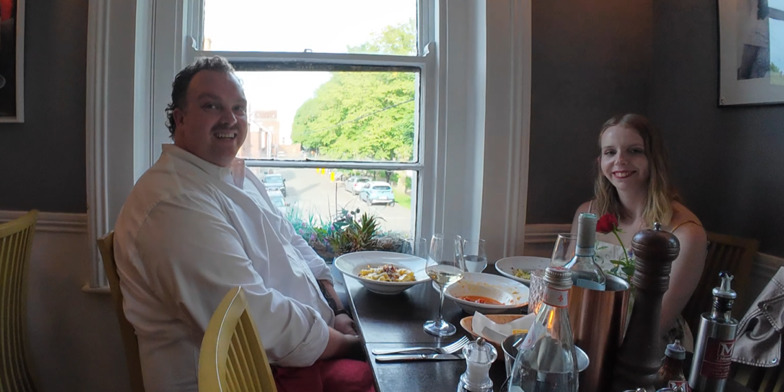 Sam Ayer e Laura Marker mentre si godono un'autentica esperienza gastronomica italiana presso il ristorante I Monelli a Dublino. La coppia descrive I Monelli come il loro ristorante italiano preferito, elogiandone la pasta fresca fatta a mano, la calorosa ospitalità e l'autentica atmosfera italiana.