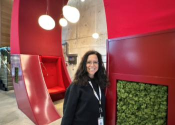 Sara Laudati nella sede europea di Google a Dublino, dove oggi ricopre il ruolo di Operations Manager in Google Play. La sua storia rappresenta un esempio di crescita professionale, determinazione e integrazione di talento italiano nel cuore del settore tecnologico irlandese.