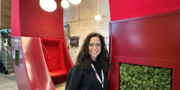 Sara Laudati nella sede europea di Google a Dublino, dove oggi ricopre il ruolo di Operations Manager in Google Play. La sua storia rappresenta un esempio di crescita professionale, determinazione e integrazione di talento italiano nel cuore del settore tecnologico irlandese.