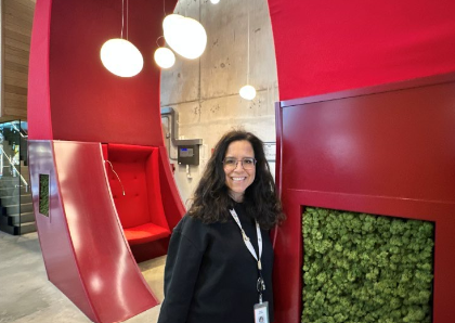 Sara Laudati nella sede europea di Google a Dublino, dove oggi ricopre il ruolo di Operations Manager in Google Play. La sua storia rappresenta un esempio di crescita professionale, determinazione e integrazione di talento italiano nel cuore del settore tecnologico irlandese.