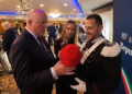 Nella foto, la vice sindaca di Dublino Gayle Ralph, il senatore Aubrey McCarthy e il Carabiniere Vito Perna discutono della Lucerna, l'iconico copricapo storico dell'Arma dei Carabinieri.