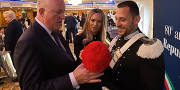 Nella foto, la vice sindaca di Dublino Gayle Ralph, il senatore Aubrey McCarthy e il Carabiniere Vito Perna discutono della Lucerna, l'iconico copricapo storico dell'Arma dei Carabinieri.