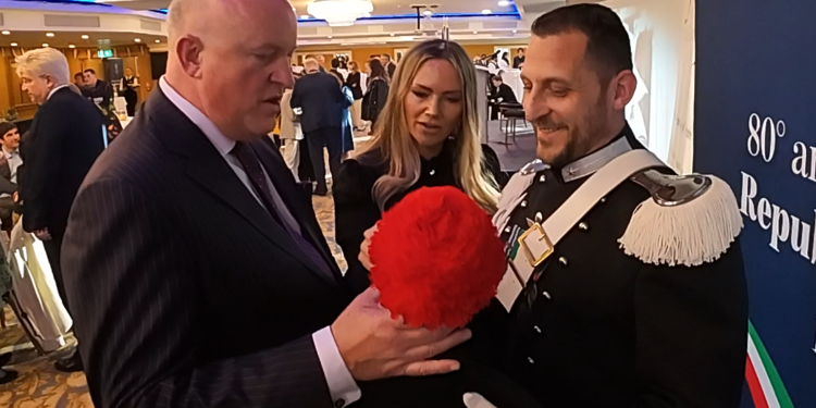 Nella foto, la vice sindaca di Dublino Gayle Ralph, il senatore Aubrey McCarthy e il Carabiniere Vito Perna discutono della Lucerna, l'iconico copricapo storico dell'Arma dei Carabinieri.