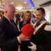Nella foto, la vice sindaca di Dublino Gayle Ralph, il senatore Aubrey McCarthy e il Carabiniere Vito Perna discutono della Lucerna, l'iconico copricapo storico dell'Arma dei Carabinieri.