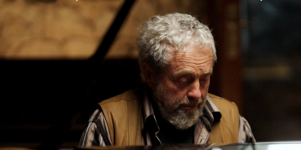 Antoni O'Breskey al pianoforte durante una delle sue esibizioni. Il compositore italiano celebra 50 anni di carriera artistica con il concerto-evento del 15 luglio 2026 alla National Concert Hall di Dublino, in occasione dell'uscita dell'album 50 Years of Music.