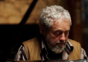 Antoni O'Breskey al pianoforte durante una delle sue esibizioni. Il compositore italiano celebra 50 anni di carriera artistica con il concerto-evento del 15 luglio 2026 alla National Concert Hall di Dublino, in occasione dell'uscita dell'album 50 Years of Music.