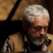 Antoni O'Breskey al pianoforte durante una delle sue esibizioni. Il compositore italiano celebra 50 anni di carriera artistica con il concerto-evento del 15 luglio 2026 alla National Concert Hall di Dublino, in occasione dell'uscita dell'album 50 Years of Music.