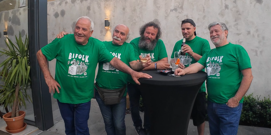 I BIFOLK al completo durante il Cashel Cultural & Business Weekend 2026, protagonisti del dialogo culturale tra Italia e Irlanda attraverso la musica popolare.