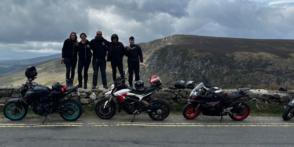 I Ciociari Bikers Club immortalati durante una delle loro uscite sulle suggestive Wicklow Mountains. Il gruppo riunisce motociclisti italiani residenti in Irlanda accomunati dalla passione per le due ruote, i viaggi e la convivialità.