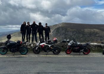 I Ciociari Bikers Club immortalati durante una delle loro uscite sulle suggestive Wicklow Mountains. Il gruppo riunisce motociclisti italiani residenti in Irlanda accomunati dalla passione per le due ruote, i viaggi e la convivialità.