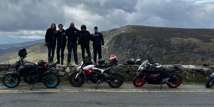 I Ciociari Bikers Club immortalati durante una delle loro uscite sulle suggestive Wicklow Mountains. Il gruppo riunisce motociclisti italiani residenti in Irlanda accomunati dalla passione per le due ruote, i viaggi e la convivialità.