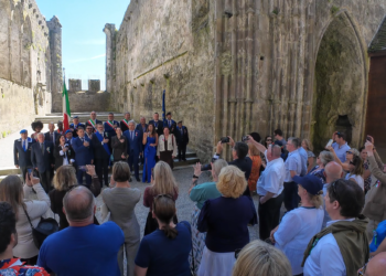 Concetta Pepere interpreta gli inni nazionali di Italia e Irlanda nella storica cornice della Rock of Cashel, davanti a S.E. Nicola Faganello, Ambasciatore d'Italia in Irlanda, al Console Onorario d'Italia a Cork Gabriella Caponi, agli Onorevoli Federica Onori e Simone Billi, alla delegazione italiana e alle autorità irlandesi, in occasione dell'apertura del Cashel Cultural & Business Weekend 2026. Secondo gli organizzatori, è la prima volta che un soprano italiano si esibisce ufficialmente all'interno della Rock of Cashel, regalando al pubblico uno dei momenti più emozionanti dell'intera manifestazione.